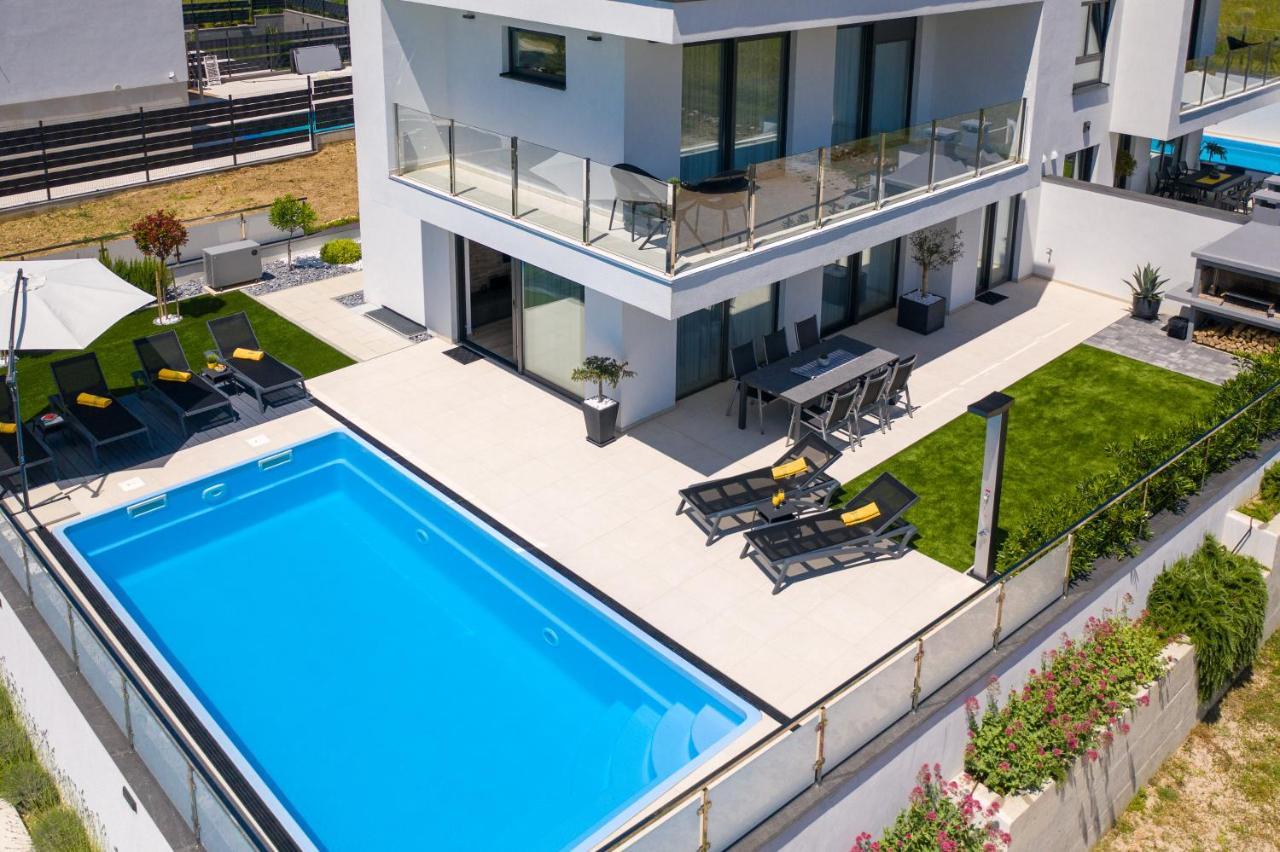 Villa Supernus With Heated Pool Башка Екстер'єр фото